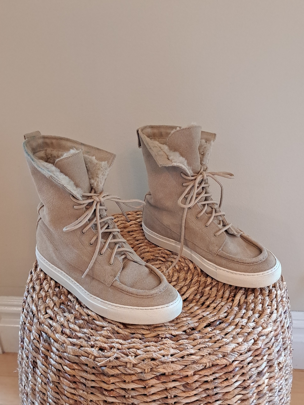 Common Projects Womens Beige Suede Wool Shearling Lined High Top Sneakers 37/7